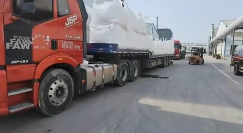 工廠廠區聚丙烯酰胺產(chan) 品裝車現場