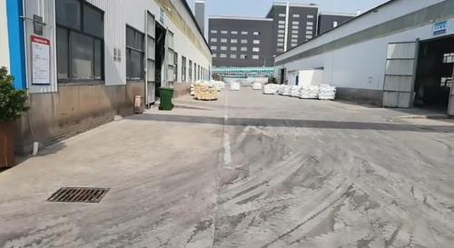 聚丙烯酰胺產(chan) 品裝車過程中的員工操作