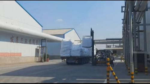 工廠內(nei) 工作人員正在裝車聚丙烯酰胺，確保及時發貨