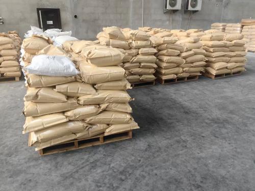 工廠裝車區的聚丙烯酰胺產(chan) 品整齊堆放，待裝車發運