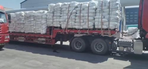 我廠工廠廠區內(nei) HPMC和聚丙烯酰胺增稠劑裝車準備發運至客戶。