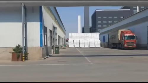 聚丙烯酰胺裝車出廠 - 我廠的聚丙烯酰胺產(chan) 品準備發貨。 聚丙烯酰胺產(chan) 品裝車現場 - 我廠生產(chan) 的高品質聚丙烯酰胺產(chan) 品正在廠區裝車,準備發往客戶。