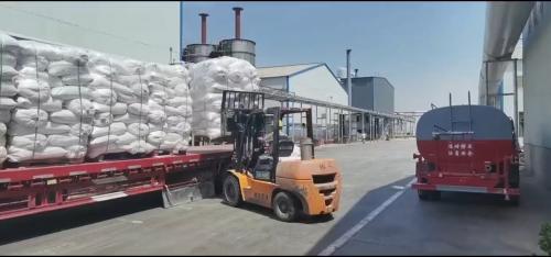 聚丙烯酰胺安全裝車 - 工廠產(chan) 品運輸中的裝車環節。 聚丙烯酰胺產(chan) 品裝車 - 工人正在廠區裝車,確保聚丙烯酰胺產(chan) 品安全運輸。