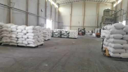 山東(dong) 省淄博市工廠，聚丙烯酰胺產(chan) 品整齊堆放在卡車上，準備發貨。