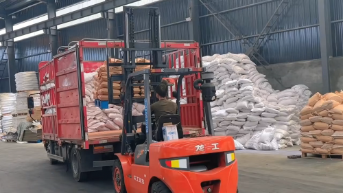 工廠工人在將包裝好的聚丙烯酰胺產(chan) 品裝上運輸卡車，體(ti) 現高效物流。