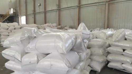 工廠廠區裝車聚丙烯酰胺產(chan) 品，準備發貨
