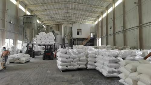 員工在工廠廠區進行聚丙烯酰胺產(chan) 品的裝載