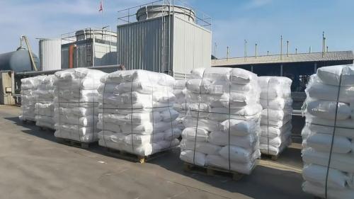 山東(dong) 淄博工廠生產(chan) 的高品質聚丙烯酰胺產(chan) 品裝車中，確保及時交付