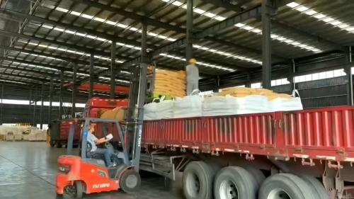 工廠廠區內(nei) 裝車的聚丙烯酰胺產(chan) 品，準備發貨到雲(yun) 南采礦業(ye) 