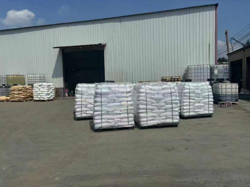 聚丙烯酰胺產(chan) 品在工廠廠區的裝車現場，顯示出高效的裝車流程