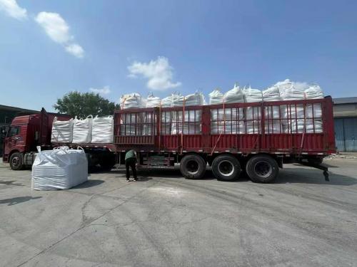 工廠廠區產(chan) 品裝車過程中的細節，確保聚丙烯酰胺產(chan) 品安全發運