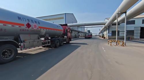 工廠廠區內(nei) ，聚丙烯酰胺產(chan) 品正在裝車準備發貨。