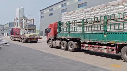 聚丙烯酰胺產(chan) 品在工廠內(nei) 進行裝車操作，展示了工業(ye) 級大規模生產(chan) 的應用。