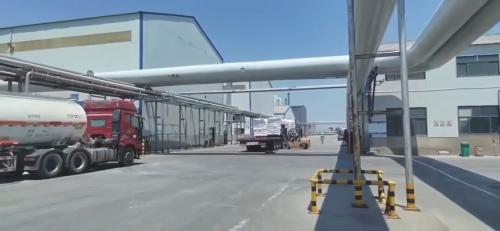 工廠廠區內(nei) 的聚丙烯酰胺產(chan) 品裝車準備發貨場景
