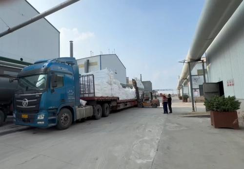 工人在廠區裝車聚丙烯酰胺產(chan) 品，用於(yu) 洗煤專(zhuan) 用