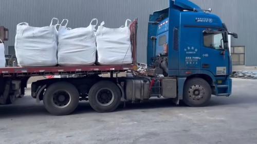 工廠聚丙烯酰胺產(chan) 品裝車，準備發往洗煤廠