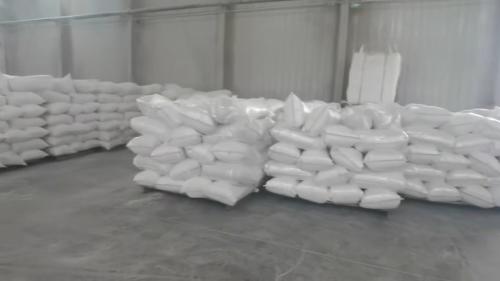 工廠廠區內(nei) ，改性聚丙烯酰胺產(chan) 品裝車準備出貨