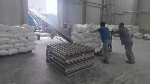 裝車中的改性聚丙烯酰胺產(chan) 品，確保穩定供應