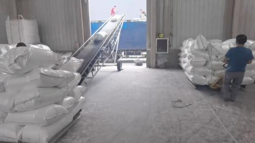 工廠產(chan) 品裝車現場，展示高效的生產(chan) 與(yu) 物流管理