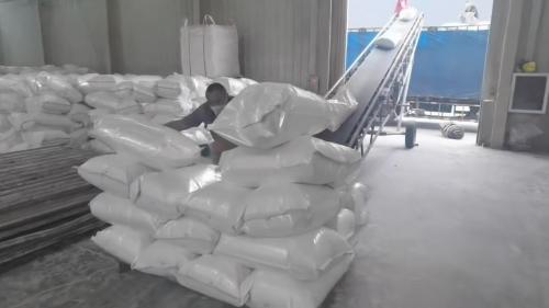 聚丙烯酰胺產(chan) 品在工廠廠區內(nei) 裝車準備發貨，確保供應穩定