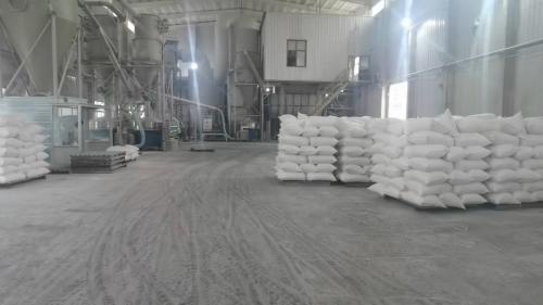 工人將包裝好的聚丙烯酰胺產(chan) 品裝載到運輸卡車上，準備發往客戶