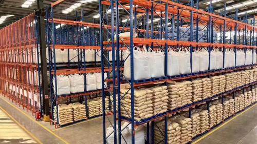 工廠廠區內(nei) 的聚丙烯酰胺產(chan) 品裝車過程，展示高效的供應鏈管理