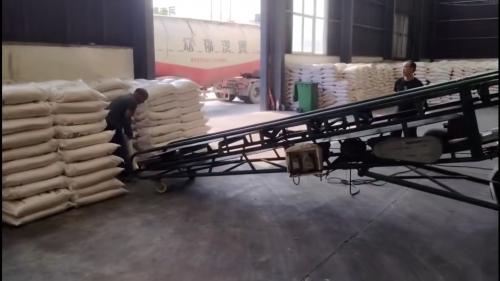 聚丙烯酰胺產(chan) 品在遵義(yi) 工廠裝車,準備發往水處理和土壤改良領域 遵義(yi) 工廠內(nei) 聚丙烯酰胺產(chan) 品裝車準備發貨,應用於(yu) 水處理和土壤改良