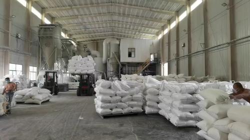 洗砂聚丙烯酰胺產(chan) 品裝車發貨現場 工廠內(nei) ,洗砂聚丙烯酰胺產(chan) 品正在裝車準備發貨。