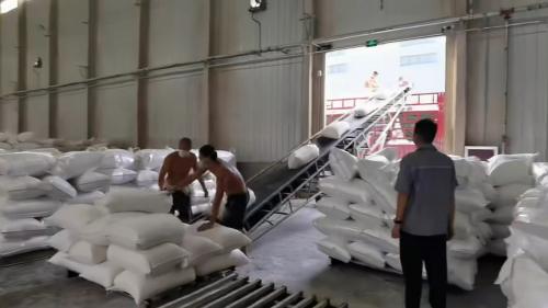 聚丙烯酰胺產(chan) 品運輸準備中 我廠工人正在裝載聚丙烯酰胺產(chan) 品,整齊堆放在運輸卡車上。