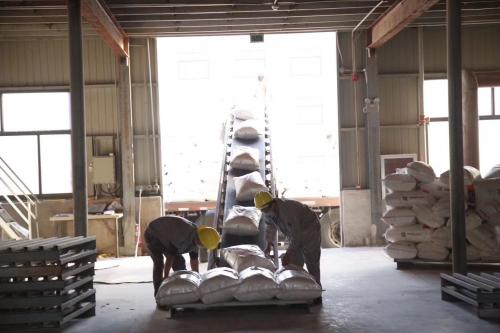 山東(dong) 工廠生產(chan) 車間聚丙烯酰胺製造過程