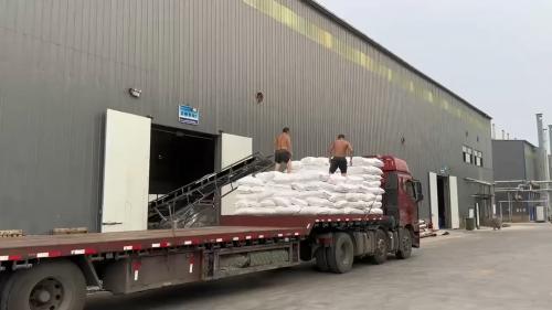 工廠廠區全景展示,聚丙烯酰胺產(chan) 品裝車作業(ye) 進行中 工廠廠區內(nei) 聚丙烯酰胺產(chan) 品裝車全景,展示大規模生產(chan) 作業(ye)