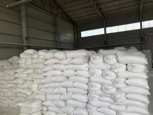 聚丙烯酰胺裝車細節,工廠內(nei) 產(chan) 品裝車操作展示 聚丙烯酰胺產(chan) 品在工廠裝車過程中的細節,展示裝車操作和設備