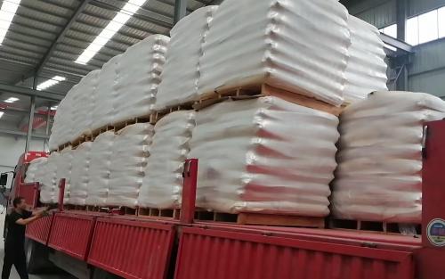 工廠設施中聚丙烯酰胺產(chan) 品裝車