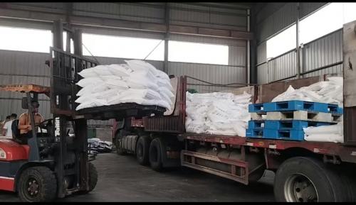 工廠廠區內(nei) 粉狀聚丙烯酰胺產(chan) 品裝車前的準備工作，展示產(chan) 品堆放整齊，待裝車