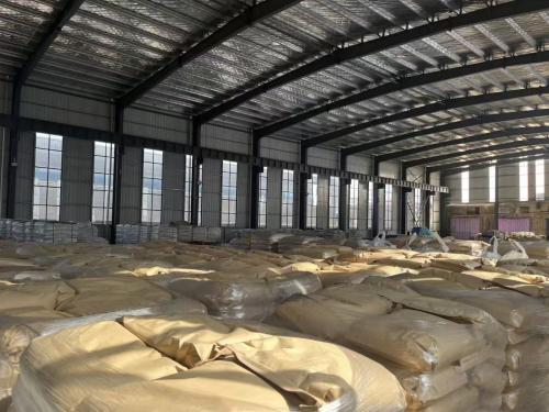 工廠外景，粉狀聚丙烯酰胺產(chan) 品裝車完成，運輸車輛準備發貨