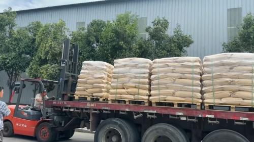 工廠廠區內(nei) 聚丙烯酰胺產(chan) 品裝車現場，展示了產(chan) 品包裝和裝車流程的高效組織。