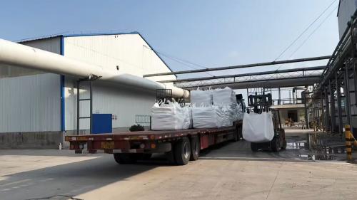 工廠廠區內(nei) 已完成裝車的聚丙烯酰胺產(chan) 品堆放在運輸車上，準備發往客戶。