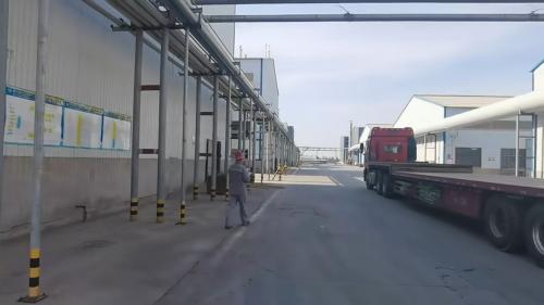 工廠廠區內(nei) 采油聚丙烯酰胺產(chan) 品裝車，準備發貨。