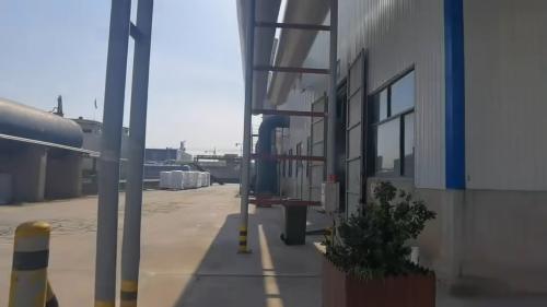 采油聚丙烯酰胺產(chan) 品正在工廠內(nei) 進行裝車作業(ye) 。