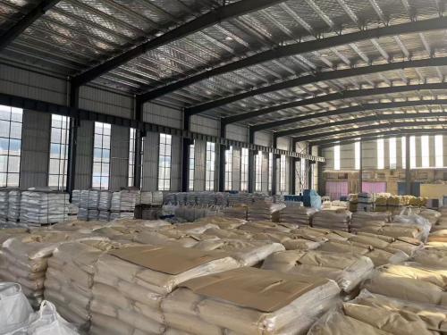 工廠工人將采油聚丙烯酰胺裝車完畢，準備發運。