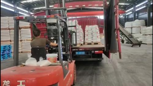 聚丙烯酰胺產(chan) 品裝車發貨現場 工廠內(nei) 聚丙烯酰胺產(chan) 品裝車,產(chan) 品即將發往汙水處理廠