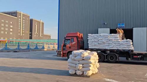 高效運輸聚丙烯酰胺產(chan) 品,助力汙水處理行業(ye) 工廠員工將聚丙烯酰胺產(chan) 品整齊裝車,確保運輸安全