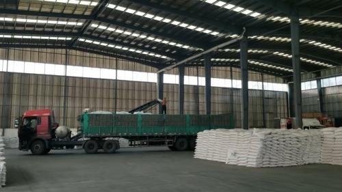 聚丙烯酰胺袋裝產(chan) 品出庫,裝車發貨 成品聚丙烯酰胺袋裝整齊碼放於(yu) 卡車上,準備出庫