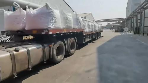 工廠廠區內(nei) 正在進行聚丙烯酰胺產(chan) 品的裝車，產(chan) 品即將運往葫蘆島水處理項目現場。