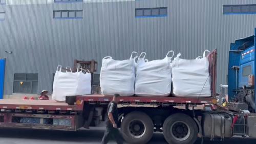 工廠廠區內(nei) 聚丙烯酰胺產(chan) 品裝車場景