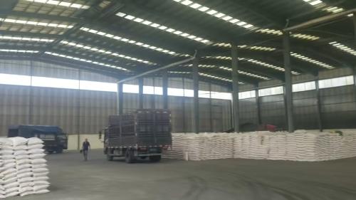 聚丙烯酰胺裝車過程中的工人操作