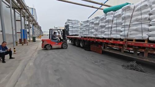 整齊排列的聚丙烯酰胺產(chan) 品待裝車