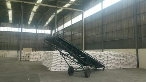 工廠廠區內(nei) 的聚丙烯酰胺產(chan) 品準備裝車發貨