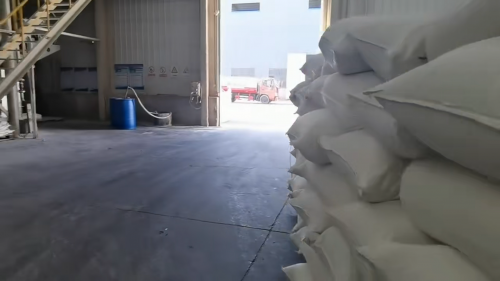 聚丙烯酰胺產(chan) 品出貨準備 裝車的聚丙烯酰胺產(chan) 品,準備發往客戶