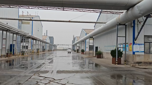 萊蕪聚丙烯酰胺工廠倉(cang) 儲(chu) 區——高質量產(chan) 品的專(zhuan) 業(ye) 管理 聚丙烯酰胺工廠的倉(cang) 儲(chu) 區域,展示整潔有序的成品存放